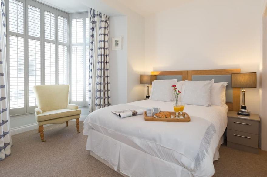 Stunning newly renovated townhouse in central St Ives w/garden & gated parking