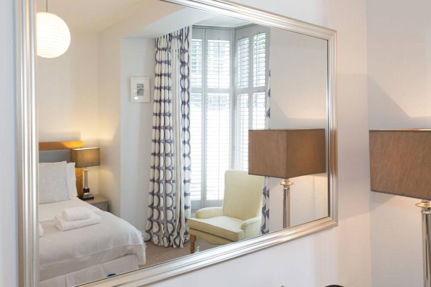 Stunning newly renovated townhouse in central St Ives w/garden & gated parking