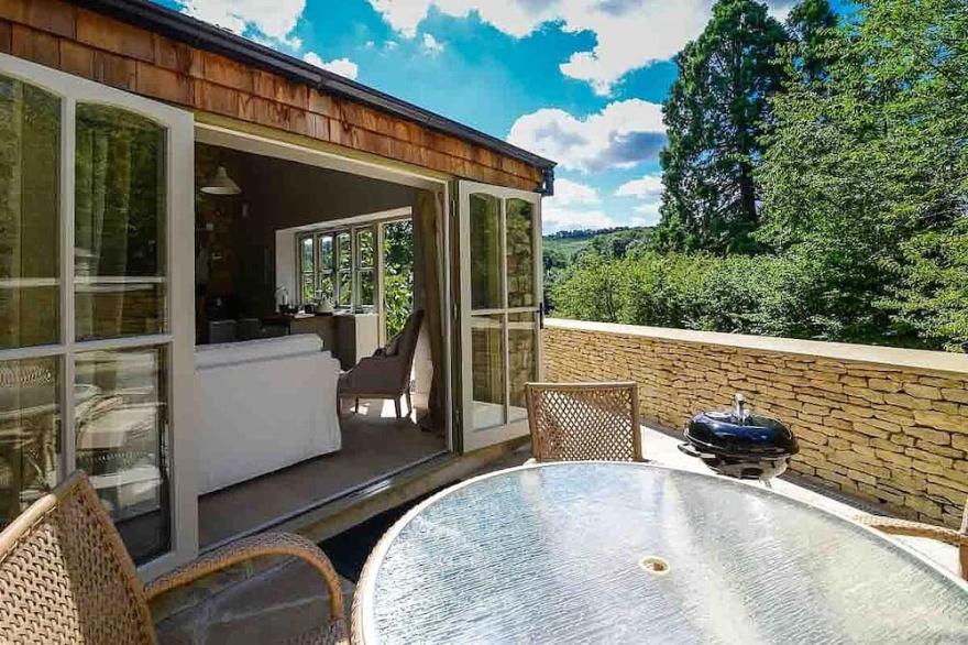 Luxurious One Bed Hideaway In The Cotswolds