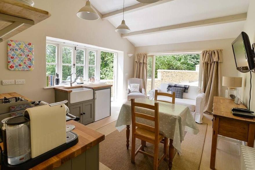 Luxurious One Bed Hideaway In The Cotswolds