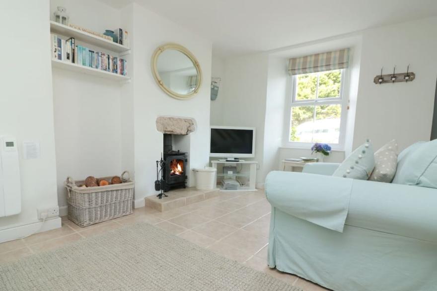 PEBBLE COTTAGE, family friendly, with a garden in St Just