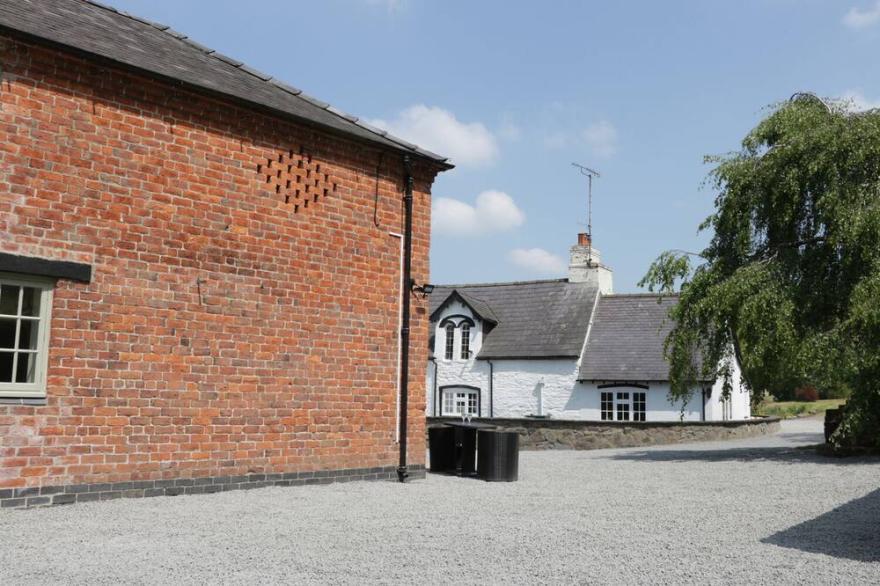 ORCHARD COTTAGE, family friendly, with a garden in Kerry