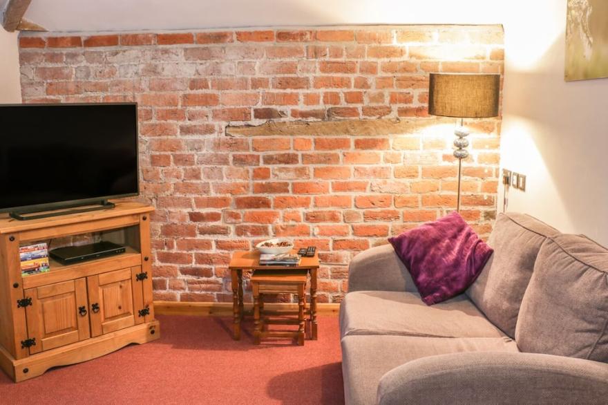 ORCHARD COTTAGE, family friendly, with a garden in Kerry