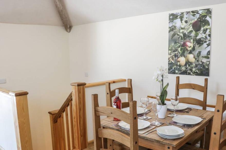 ORCHARD COTTAGE, family friendly, with a garden in Kerry