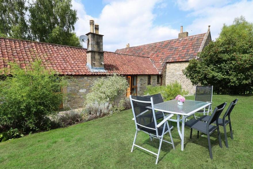 THE CAMPBELL COTTAGE, pet friendly, with a garden in Hinton
