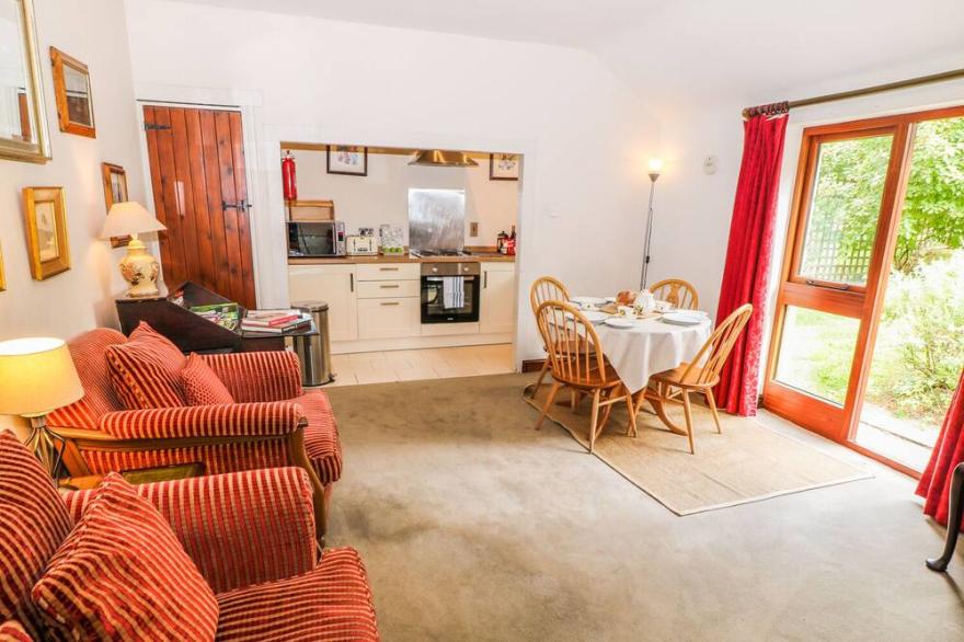 THE CAMPBELL COTTAGE, pet friendly, with a garden in Hinton