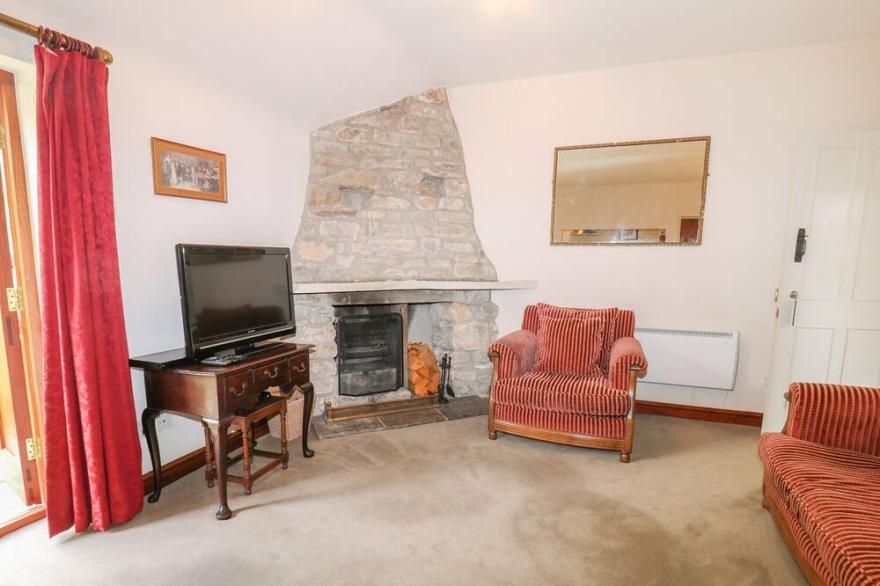 THE CAMPBELL COTTAGE, pet friendly, with a garden in Hinton
