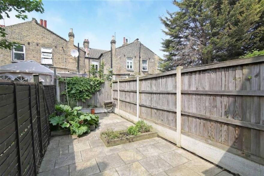 Rustic Garden House in the Heart of East London