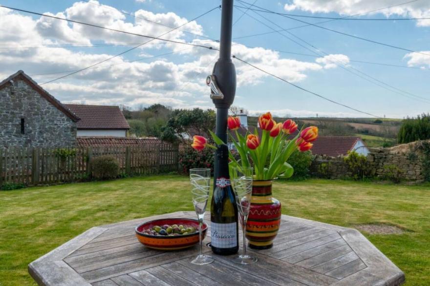 Wonderful private villa for 2 people with WIFI, TV, patio, pets allowed and parking