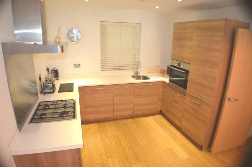 Brentwood Town Retreat - 2 Bedroom Apartment