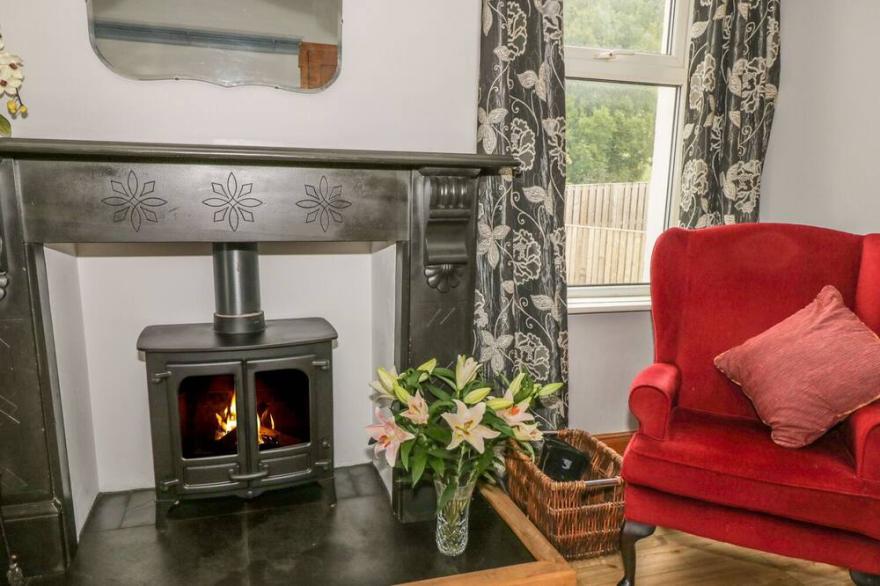 HICKORY HOUSE, family friendly, with hot tub in Silecroft