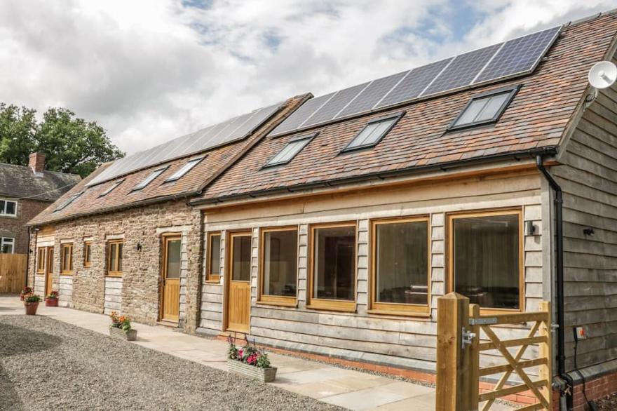 THE COW BYRE, HEATH FARM, family friendly, with open fire in Ludlow