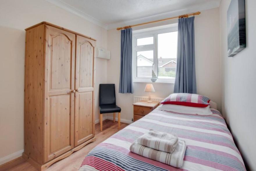 Stunning private villa with WIFI, hot tub, TV, patio, pets allowed, panoramic view and parking
