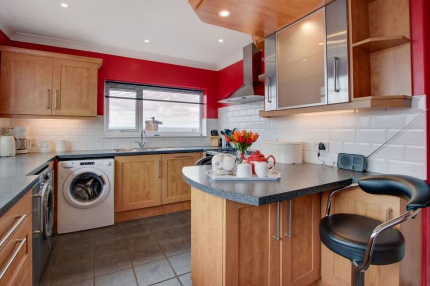 Stunning private villa with WIFI, hot tub, TV, patio, pets allowed, panoramic view and parking