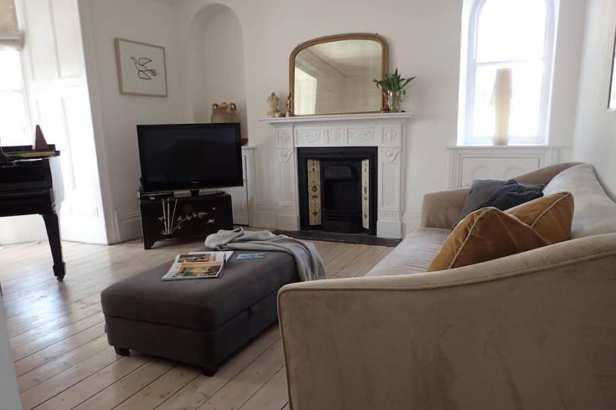 Beautiful welcoming 140 year old Victorian townhouse 500m from the seafront
