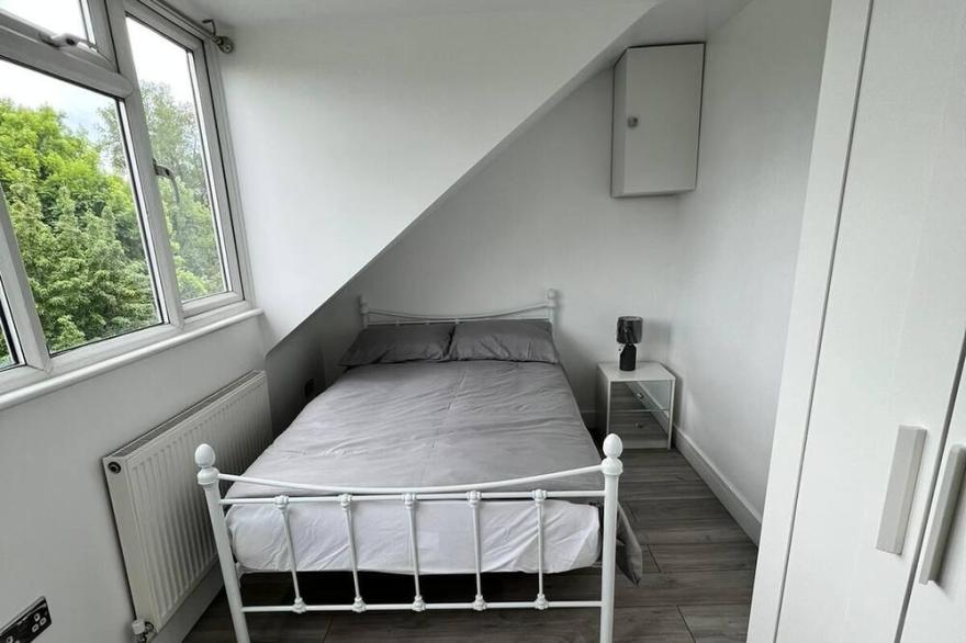 Lovely 2 Bedroom Apartment with Roof Terrace