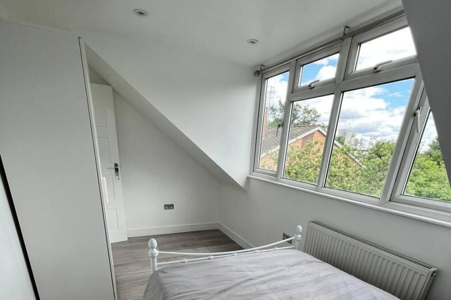 Lovely 2 Bedroom Apartment with Roof Terrace