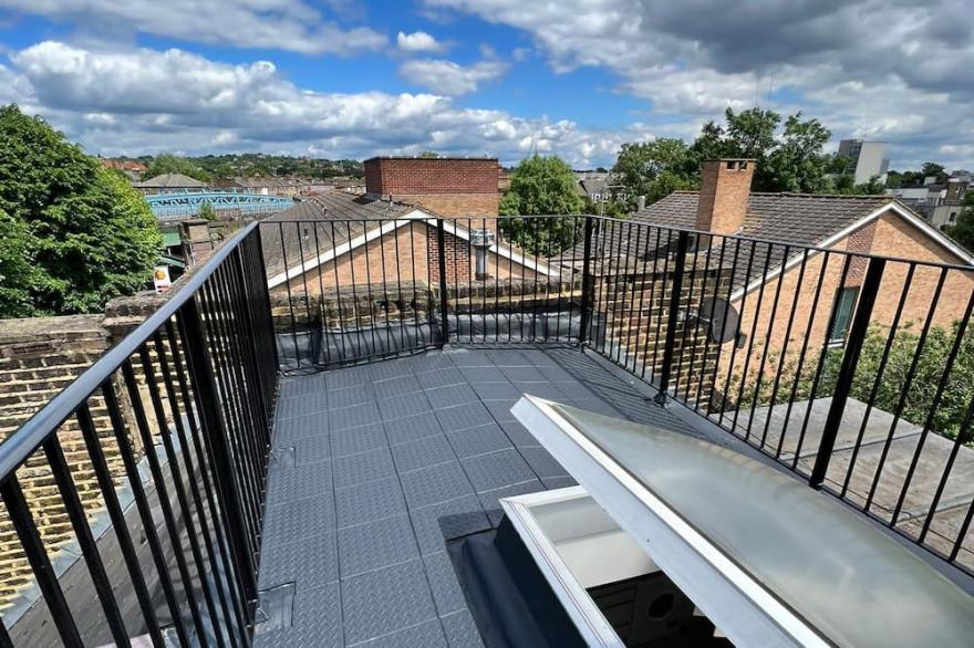 Lovely 2 Bedroom Apartment with Roof Terrace