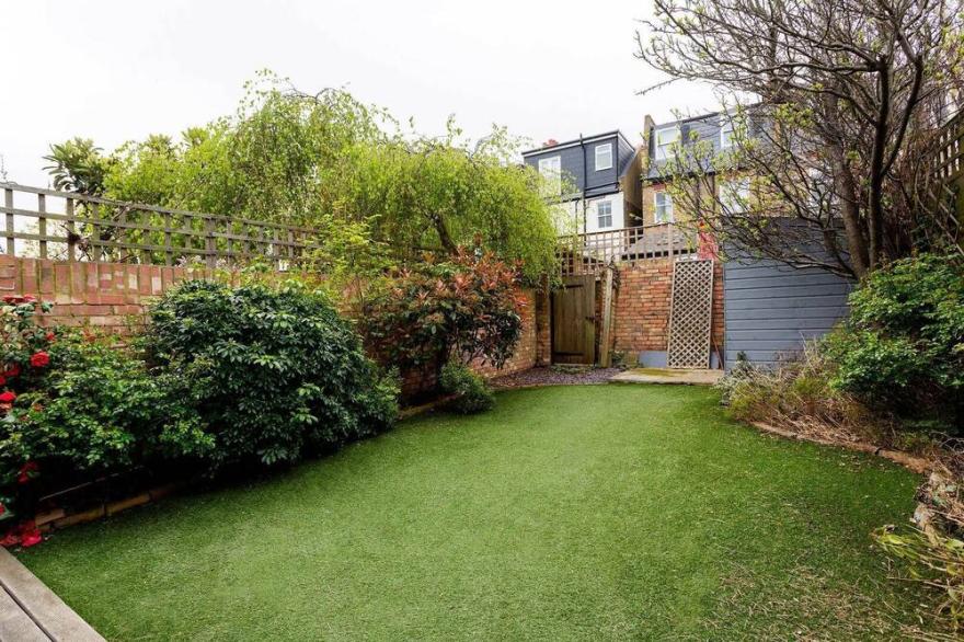 Terraced Home in Tranquil Wimbledon, by Veeve