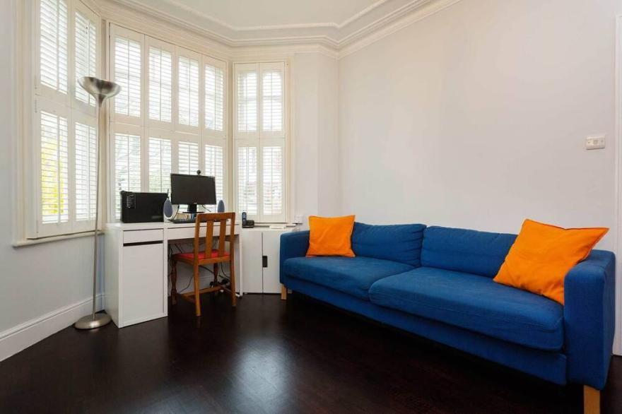 Terraced Home in Tranquil Wimbledon, by Veeve