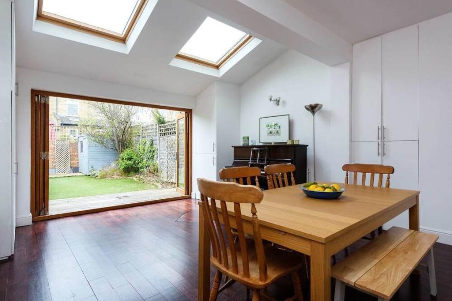 Terraced Home in Tranquil Wimbledon, by Veeve
