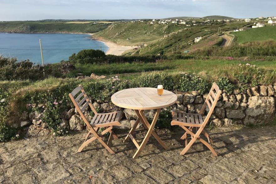 Thatched farmhouse with large garden a few minutes' walk from a stunning beach