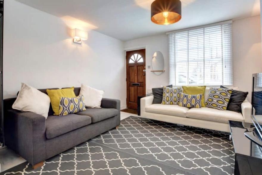 Sunny Side House - Great Central Location, Modern & Homely.
