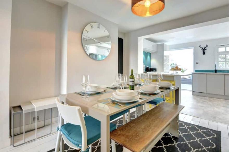 Sunny Side House - Great Central Location, Modern & Homely.