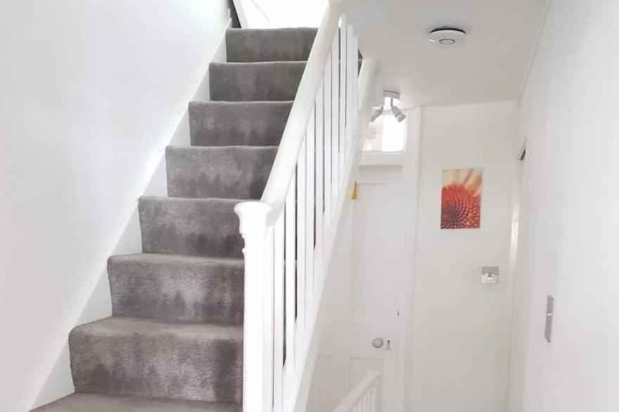 Sunny Side House - Great Central Location, Modern & Homely.