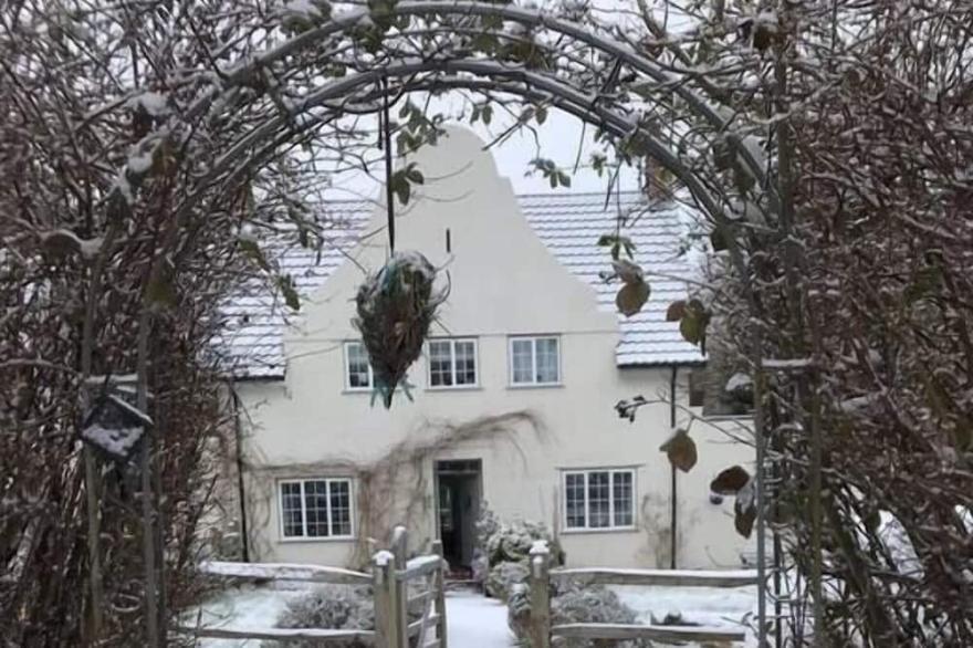 Pretty country family home- dog friendly.