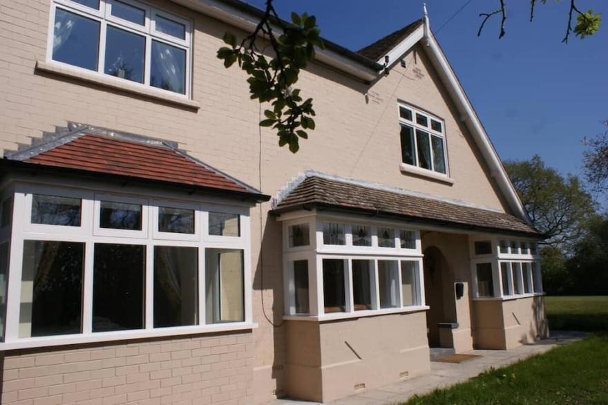 Spacious 4 bed family cottage in parkland setting