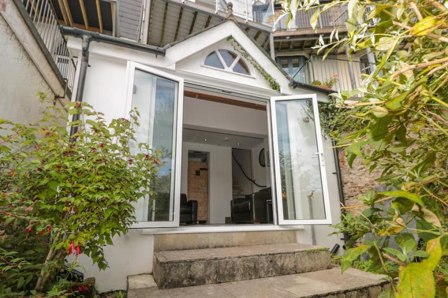 13 ABOVE TOWN, pet friendly, with a garden in Dartmouth