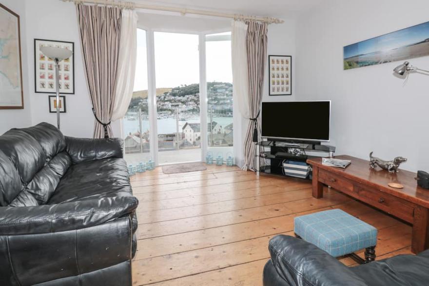 13 ABOVE TOWN, pet friendly, with a garden in Dartmouth