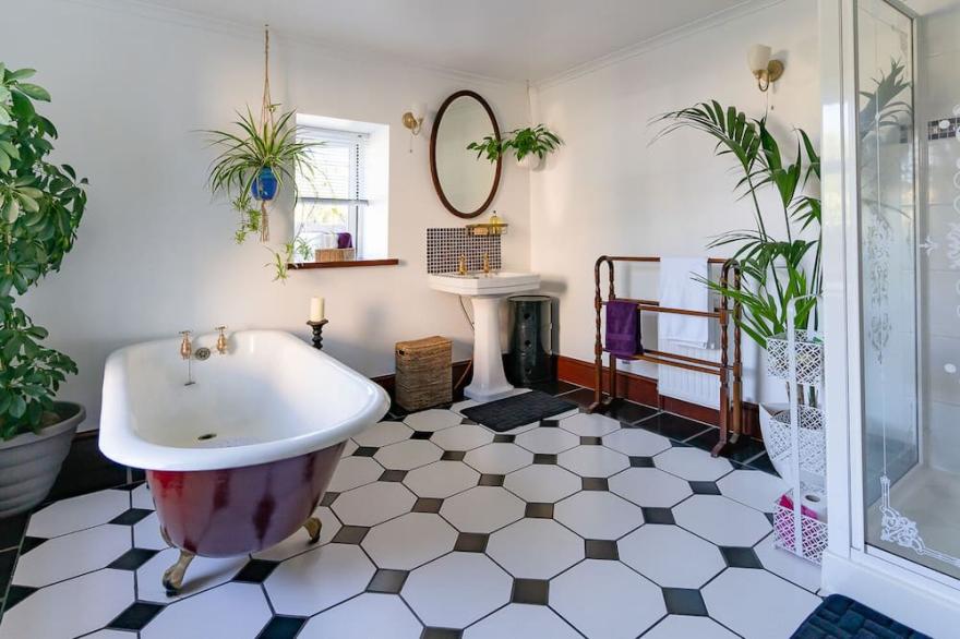 Charming 4-bedroom home in Torquay - great location!