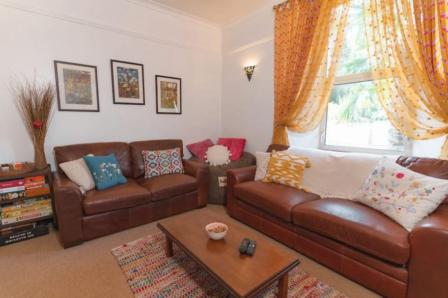 Charming 4-bedroom home in Torquay - great location!