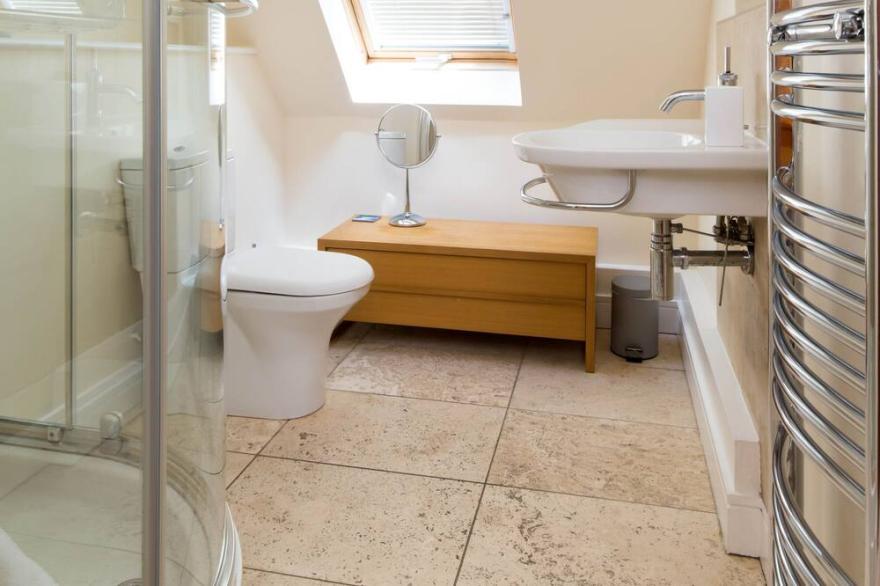 Brunswick St Apartment with free parking & access to rooftop terrace