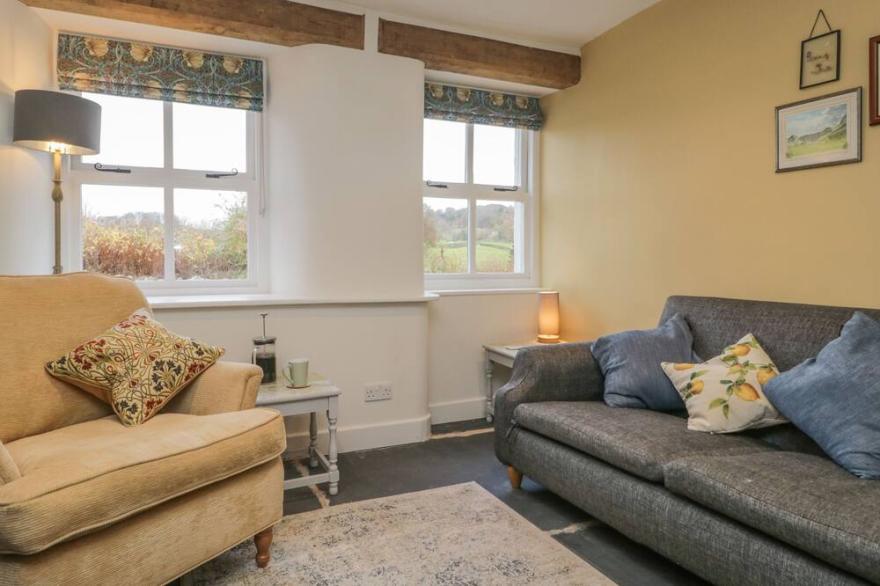 1 SUNNY POINT COTTAGES, pet friendly, with open fire in Crook