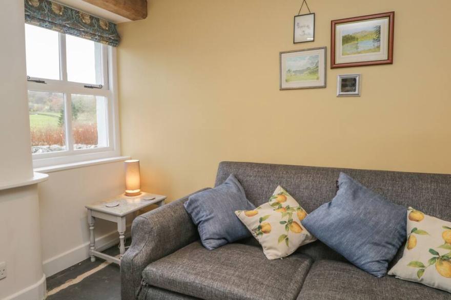 1 SUNNY POINT COTTAGES, pet friendly, with open fire in Crook