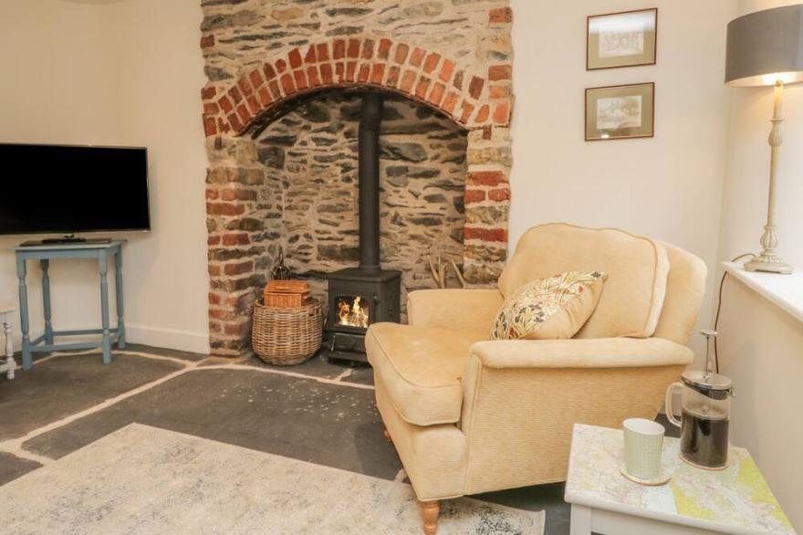 1 SUNNY POINT COTTAGES, pet friendly, with open fire in Crook