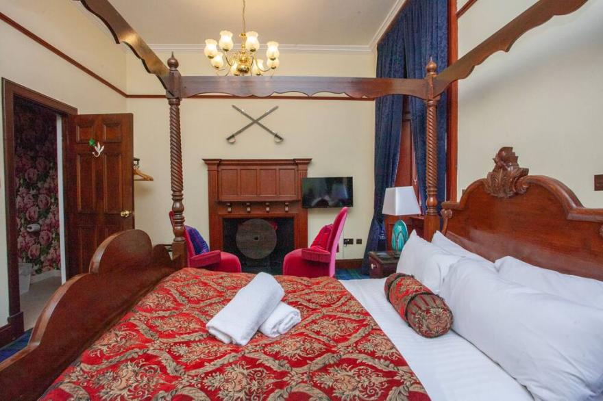 Private Room with 4 Poster Bed in City Centre