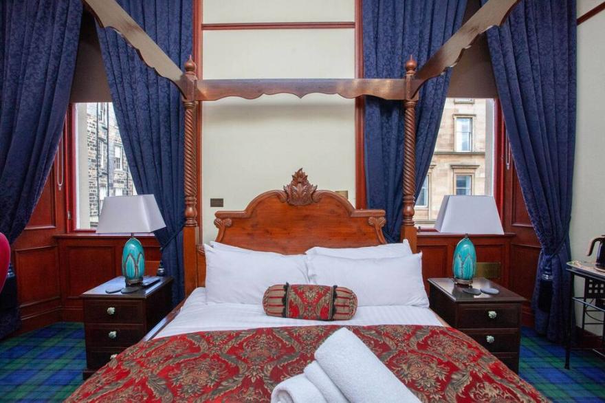 Private Room with 4 Poster Bed in City Centre