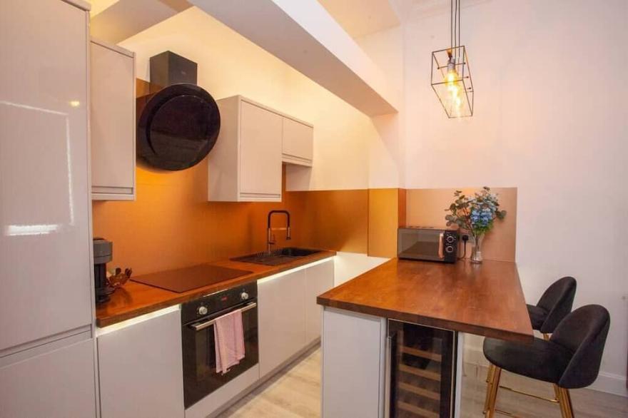 Stunning Flat in West End Location