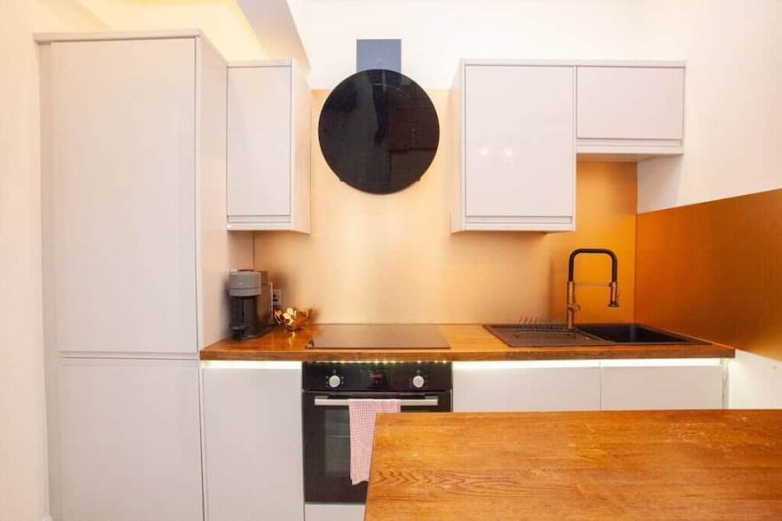 Stunning Flat in West End Location