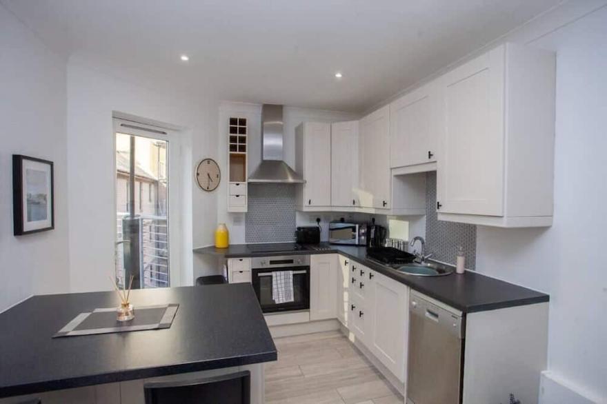 Bright Central Flat with Balcony and Free Parking!