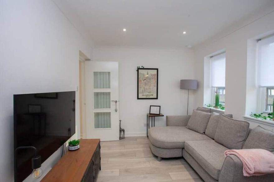 Bright Central Flat with Balcony and Free Parking!