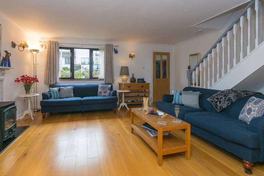 BLUE SEAS, family friendly, country holiday cottage in Carbis Bay