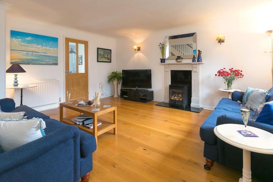 BLUE SEAS, family friendly, country holiday cottage in Carbis Bay
