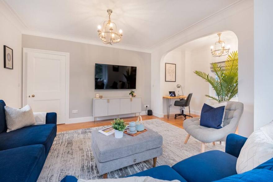 Beck View- luxury home with lake views (sleeps 9)