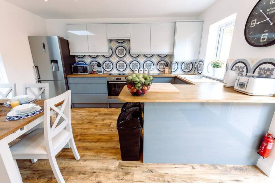 Chute House City centre 4 bed house, 2.5 bathrooms, private garden,  sleeps8