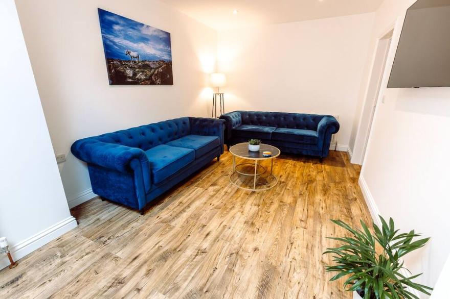 Chute House City centre 4 bed house, 2.5 bathrooms, private garden,  sleeps8